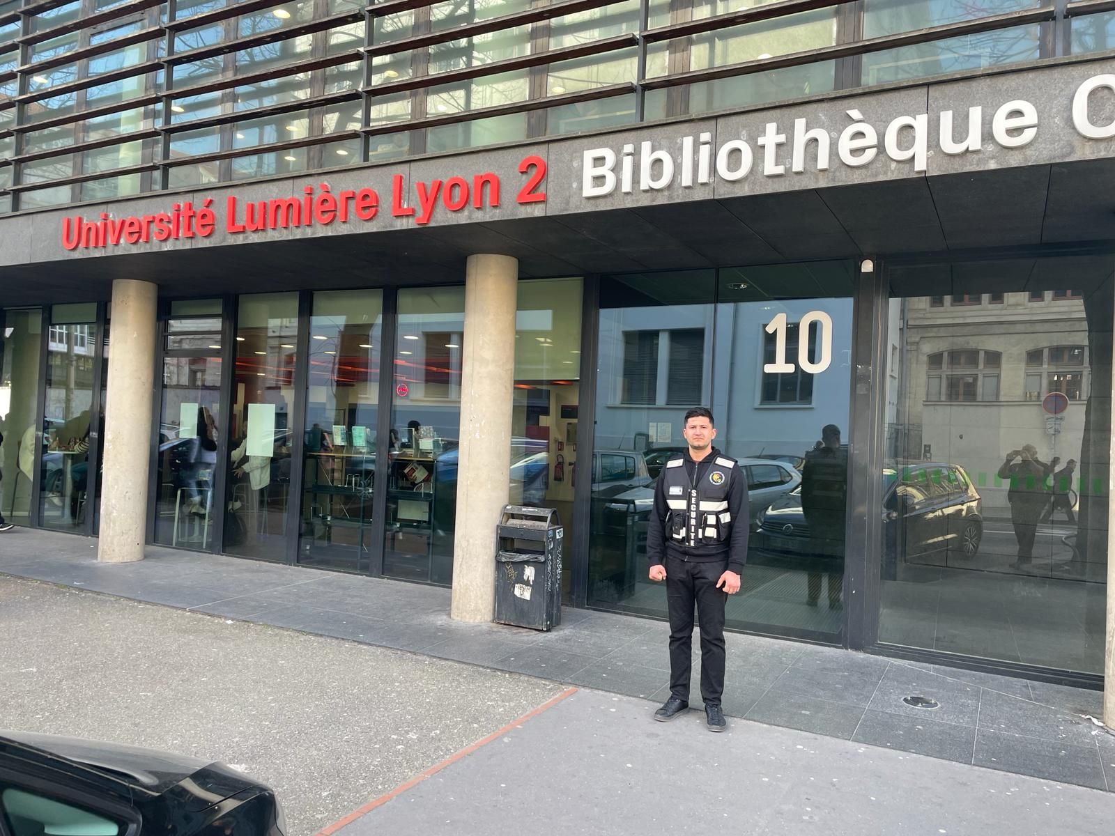 Agent de sécurité devant Université lumière Lyon 2