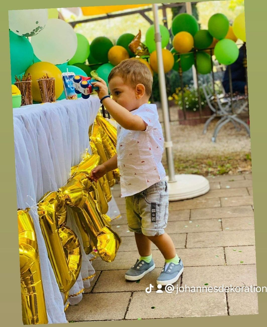 Kind vor Tisch mit Partydekoration von Johannes Dekoration