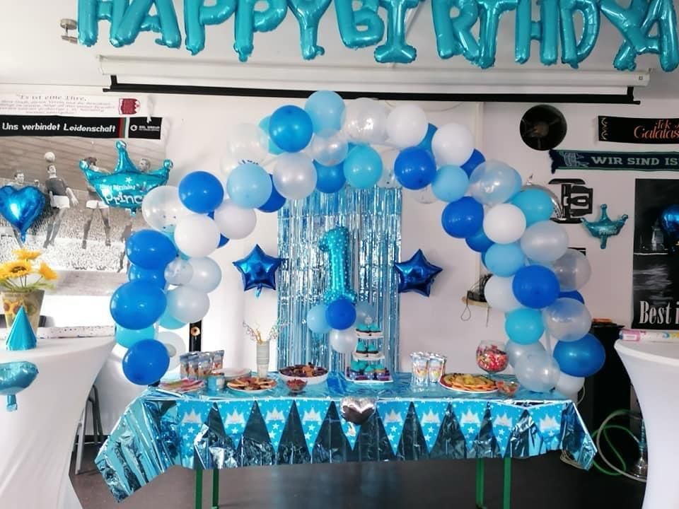Tisch mit Ballons und Dekoration von Johannes Dekoration