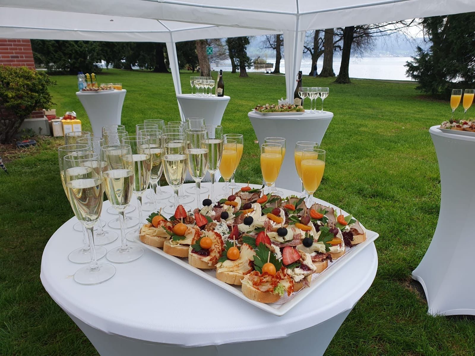 Stehtische mit Dekoration von Johannes Dekoration