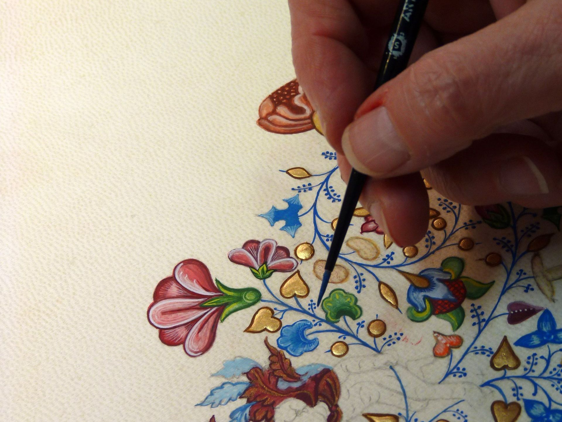 Les doigts de Béatrice Balloy qui tiennent un outil de dessin