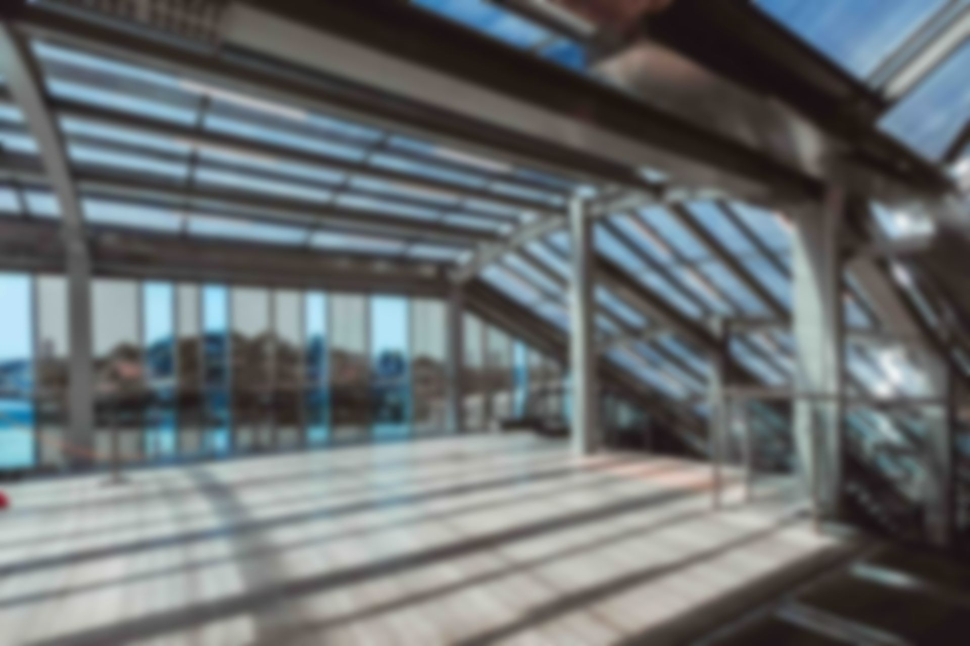 Una gran habitación vacía con muchas ventanas y escaleras.