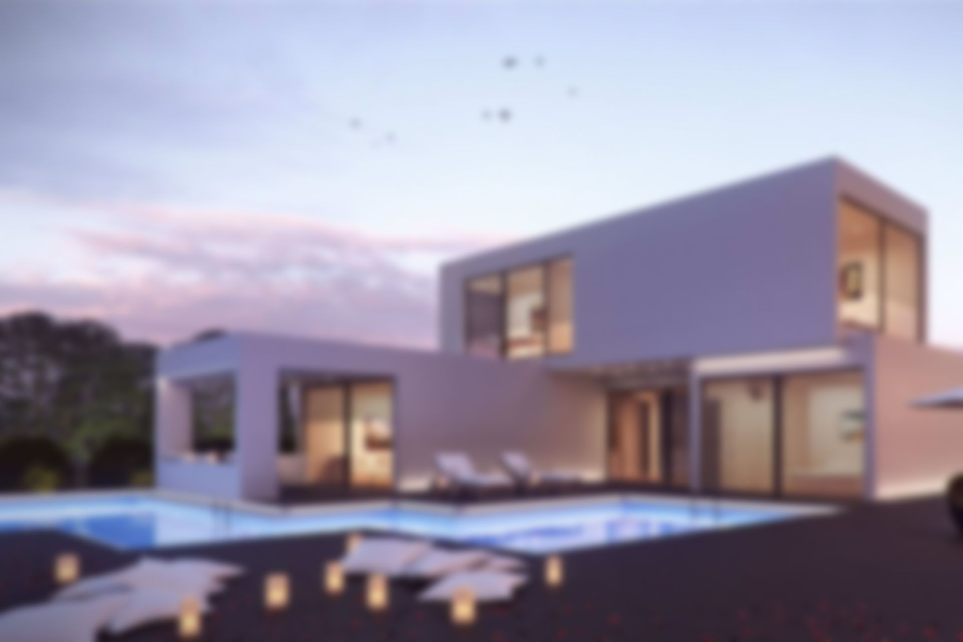 Una gran casa blanca con una piscina delante de ella.