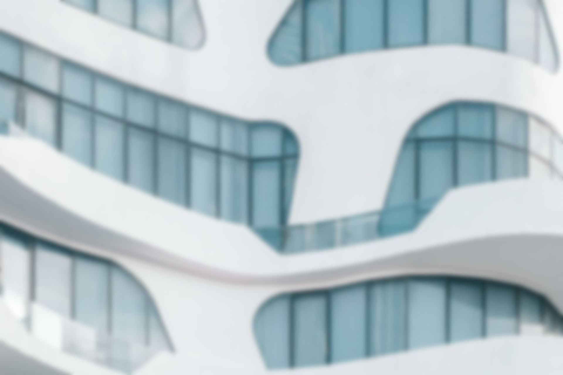 Un edificio blanco con muchas ventanas y escaleras.