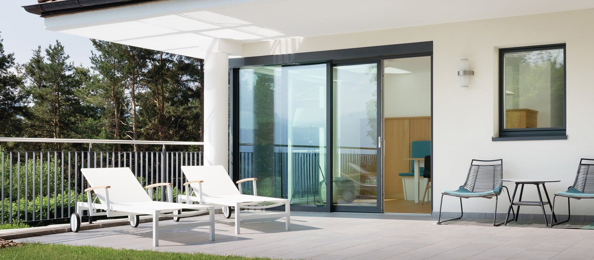 Femme de profile devant une vitre