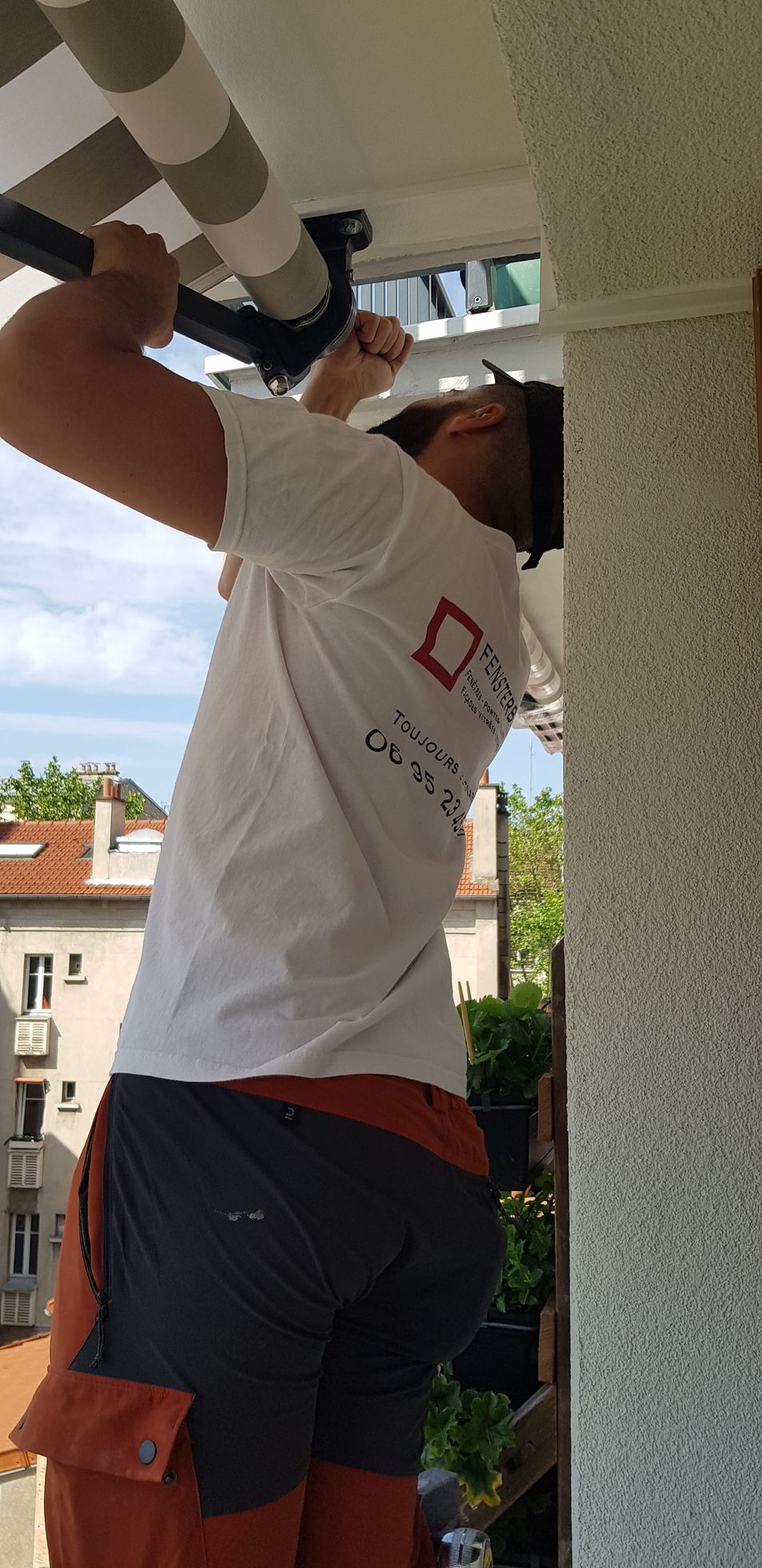 Homme fixant un store