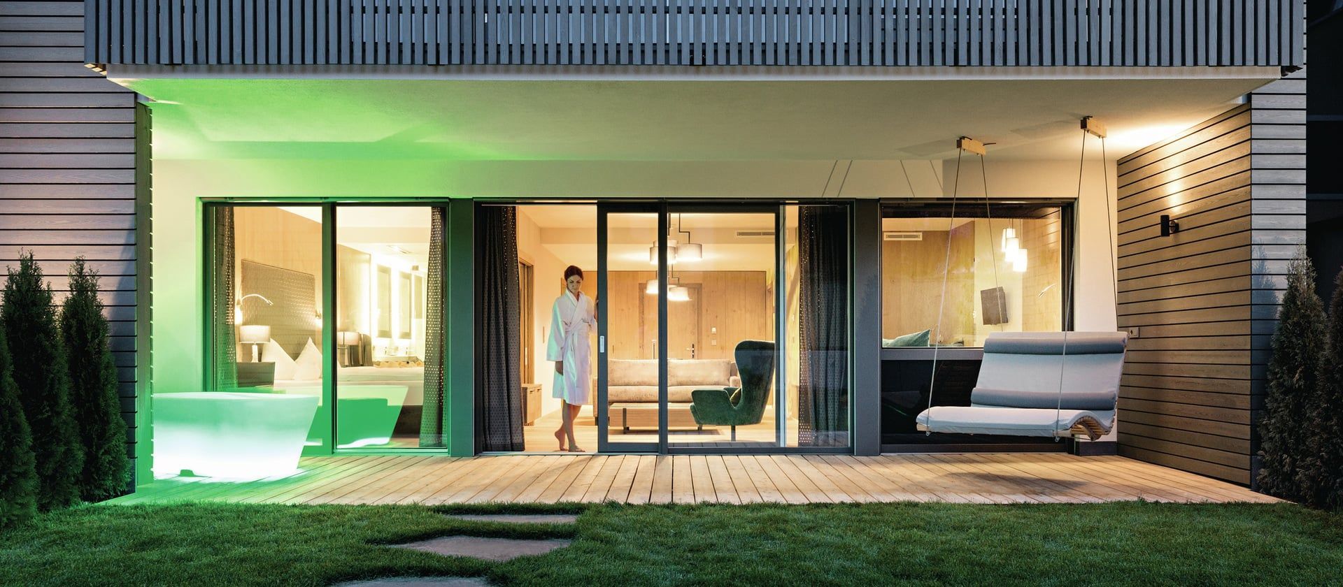 Femme en peignoir sur une terrasse en bois
