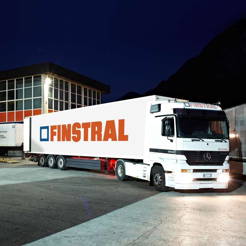 Camion Finstral blanc.