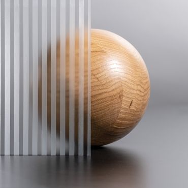 Une sphère en bois et texture de verre avec des traits