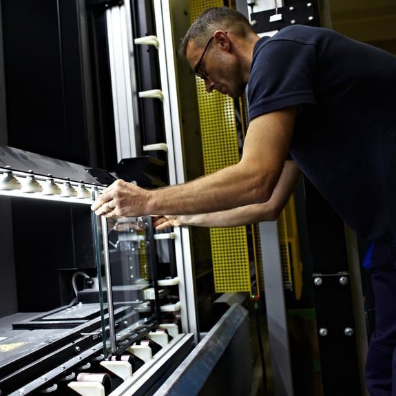 Homme qui tient une vitre