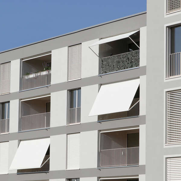 Stores à projection sur un balcon