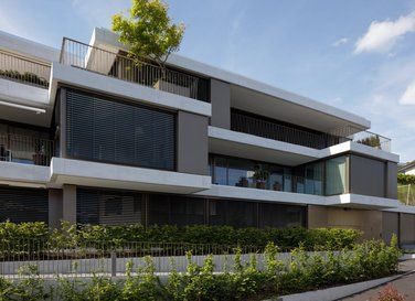 Brise-soleil orientable à lamelles reliées