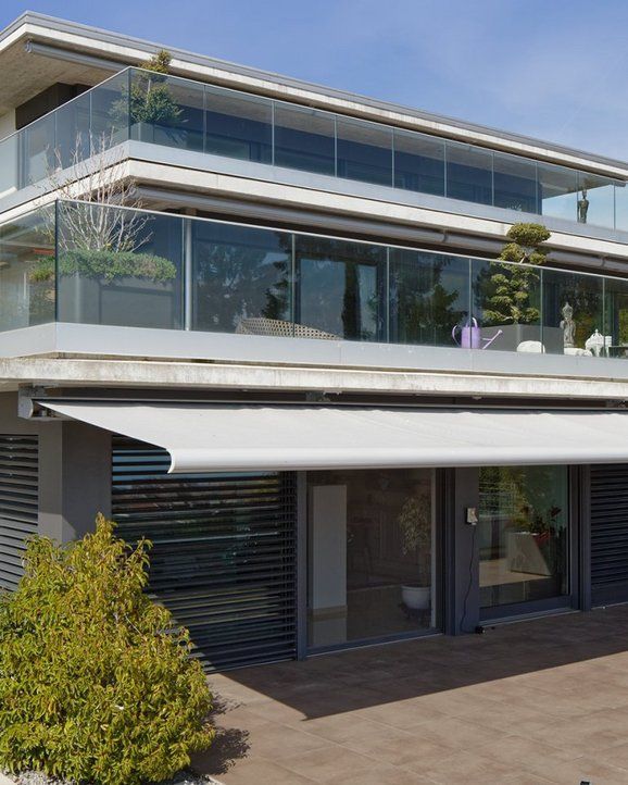 Brise-soleil orientable métallique à lamelles reliées