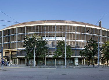 Brise-soleil orientable avec lamelles reliées