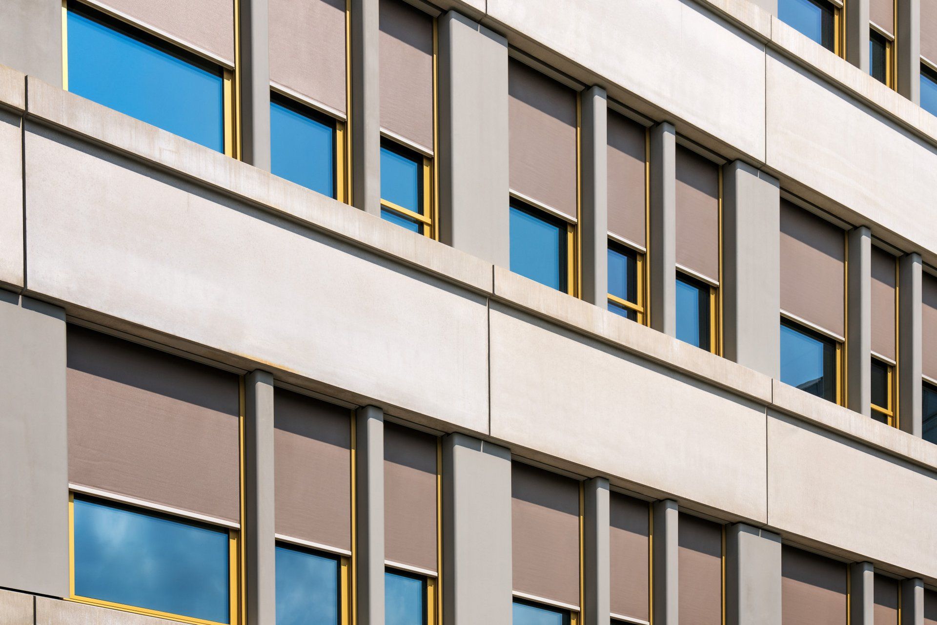 Immeuble équipé de stores zip