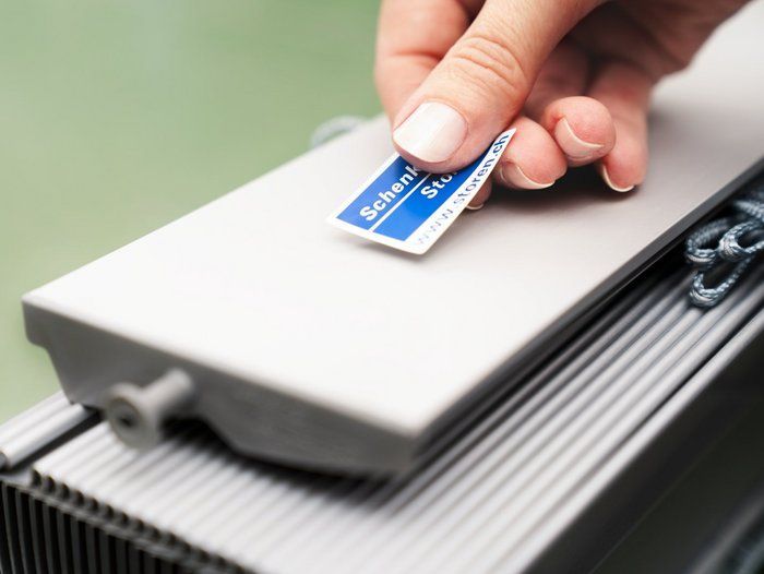 Autocollant de la marque Schenkerstoren sur une plaque métallique