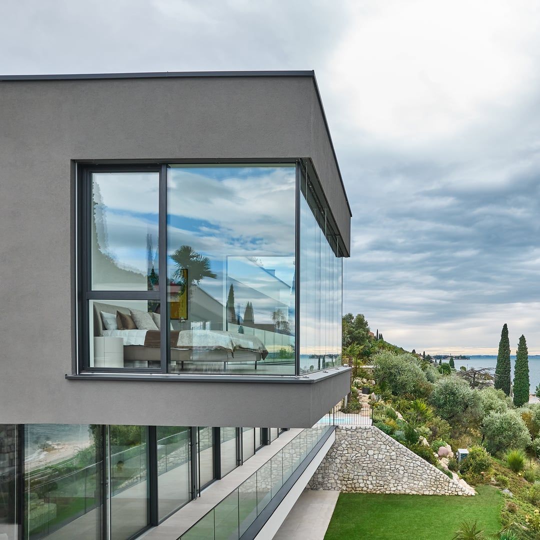 Baies vitrées sur un bâtiment gris