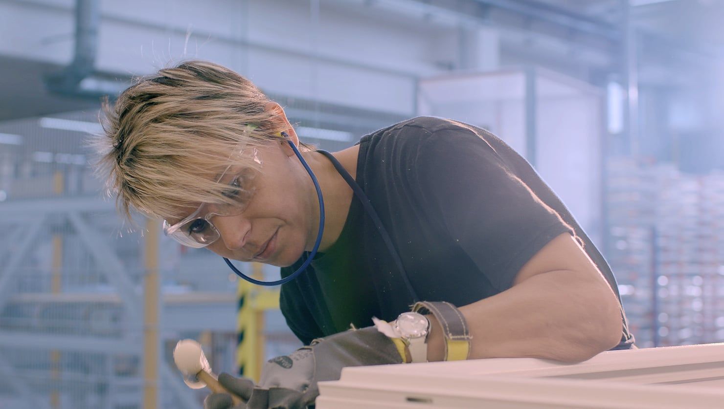 Un femme fabrique une fenêtre