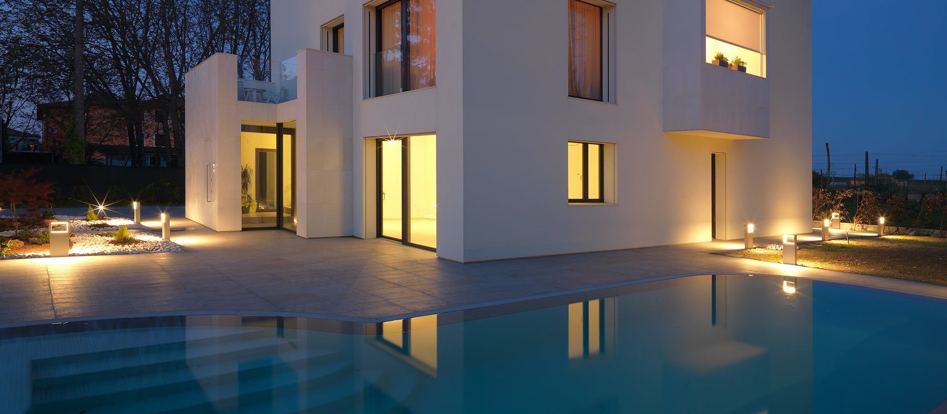 Piscine et grande maison blanche