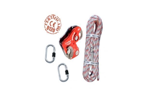 Una imagen de una cuerda, mosquetones y un dispositivo de escalada.