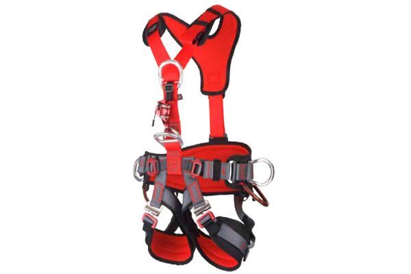 Se muestra un arnés de seguridad rojo sobre un fondo blanco.