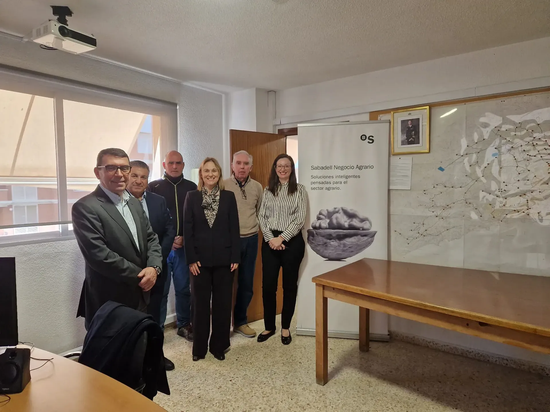 Un grupo de personas posa para una fotografía en una habitación.