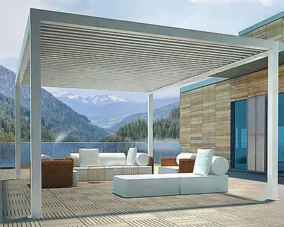 Patio moderno con sillones blancos, una pérgola de listones y vistas a la montaña al fondo.
