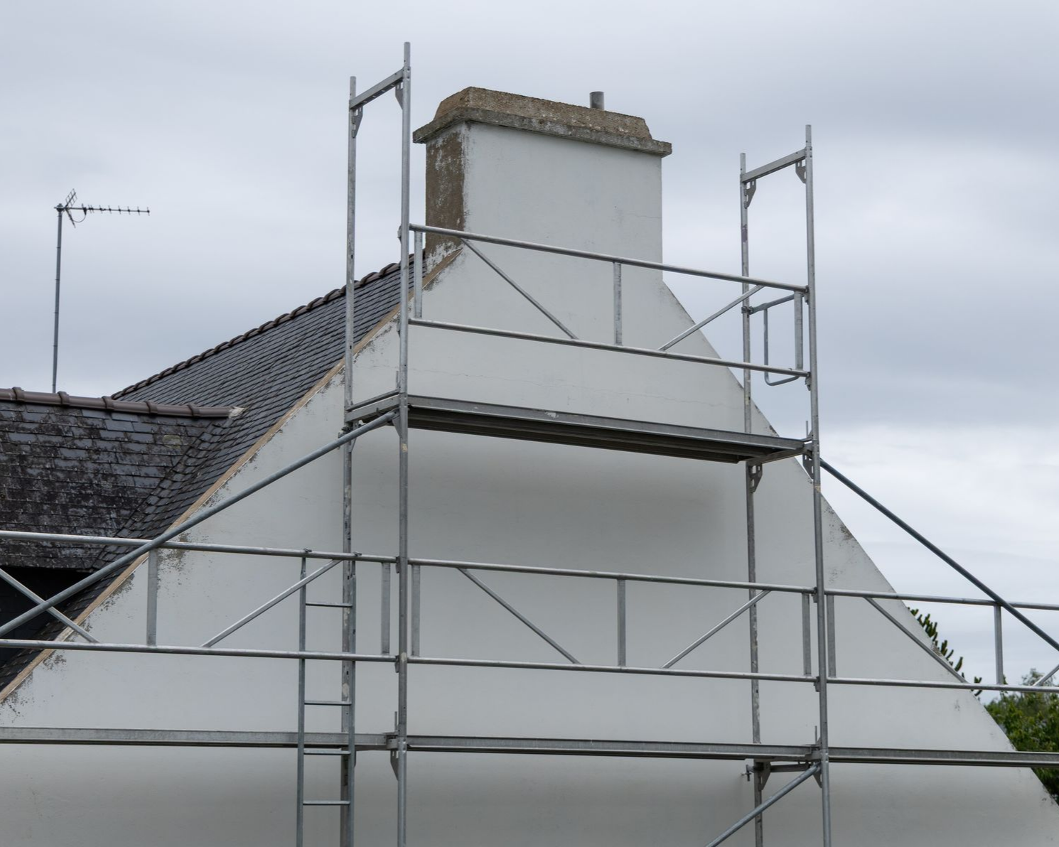 Échafaudage devant la façade d'une maison pour des travaux de ravalement