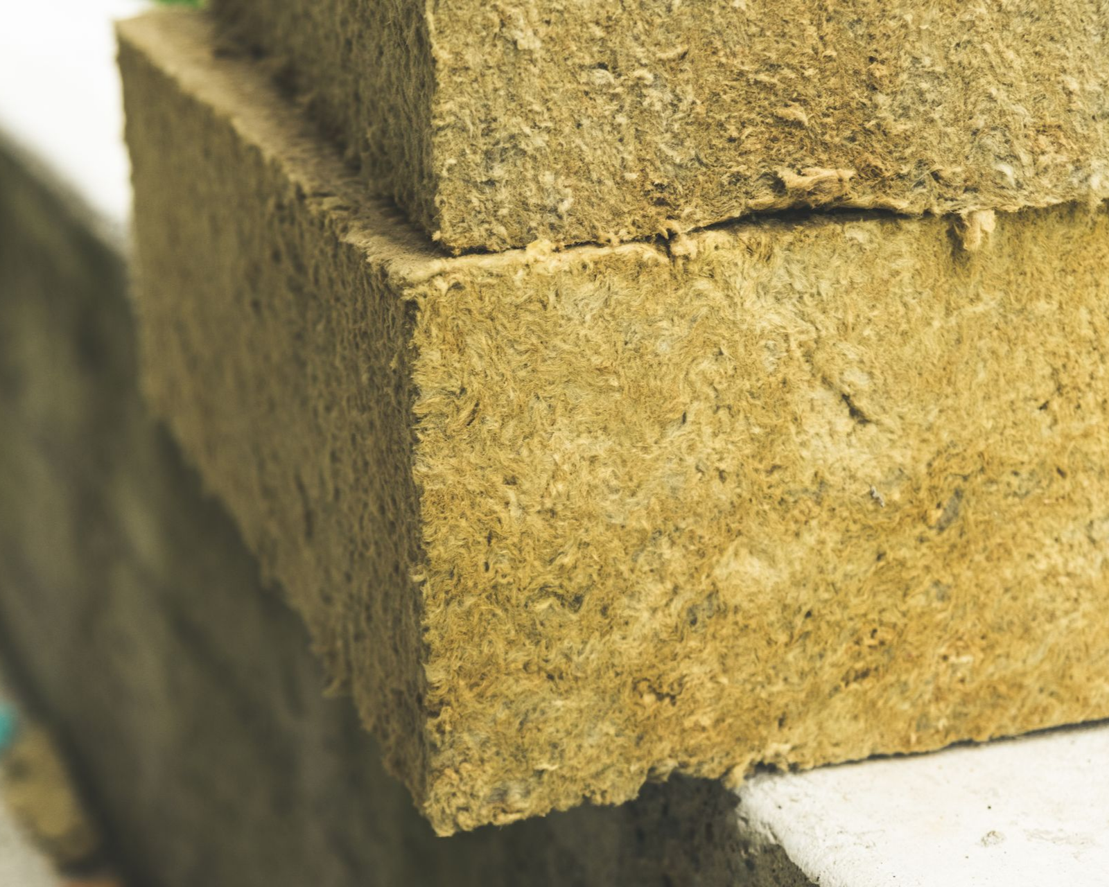 Blocs de matériaux isolants empilés