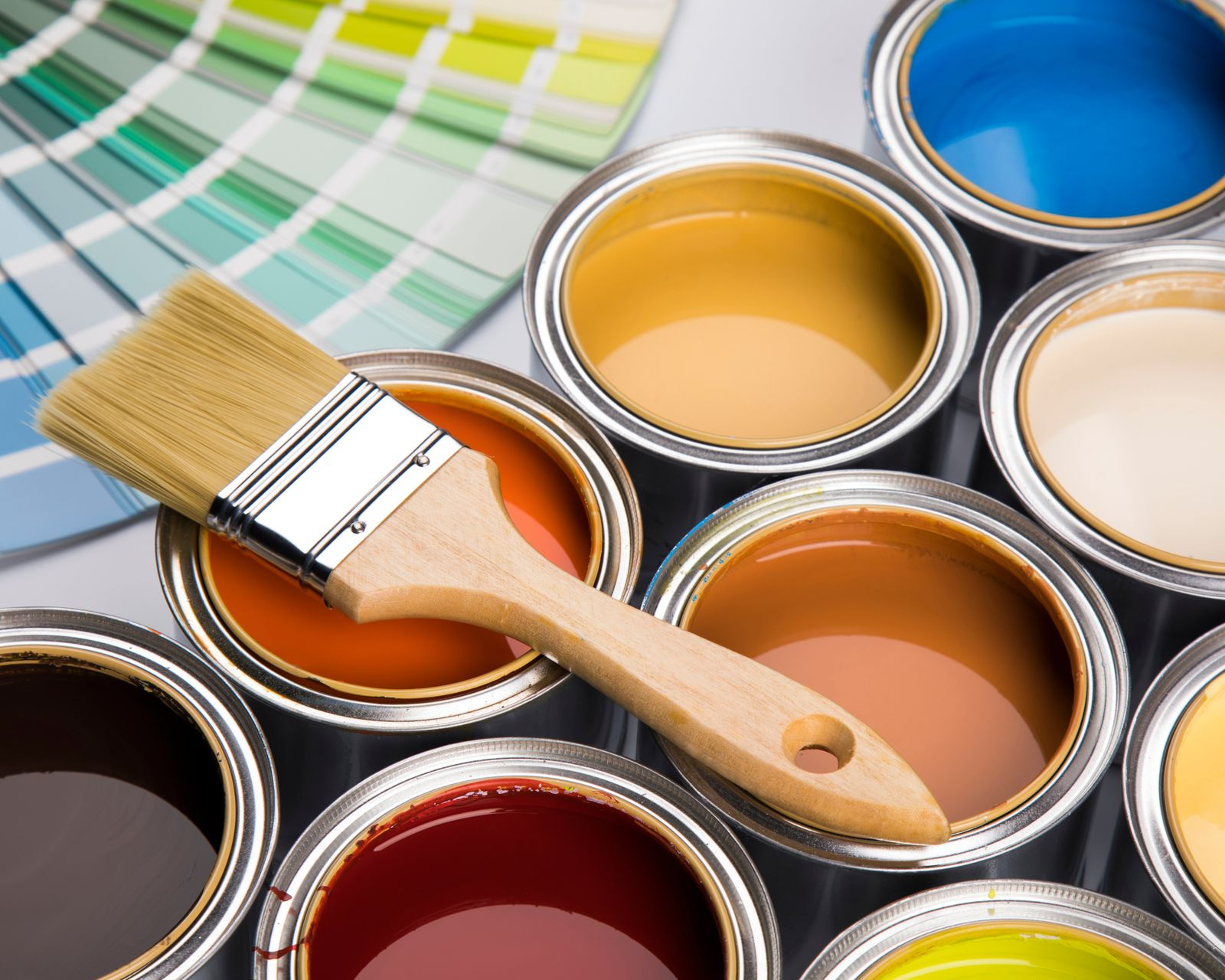 Pinceau, seaux de peinture et nuancier de couleurs