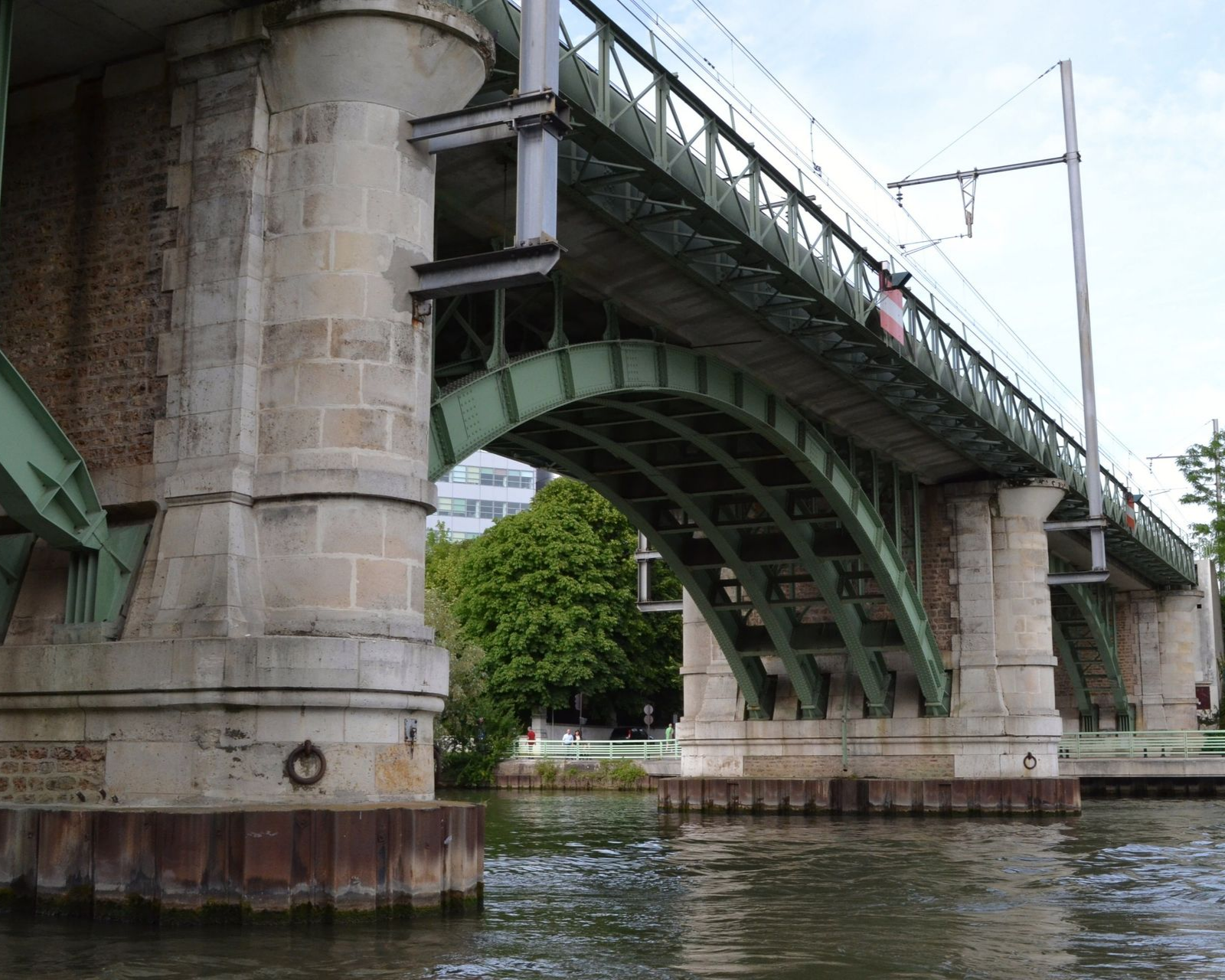 Pont en pierre et en métal passant au-dessus de la Seine