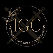 Logotipo de International Group Corporation: texto dorado y espadas cruzadas sobre fondo negro.