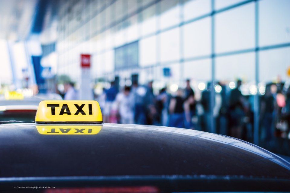 Taxi vor einem Flughafen-Terminal | Taxi Schlayer