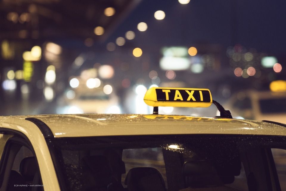 Taxi-Toplicht bei Nacht im Regen – Taxi Schlayer
