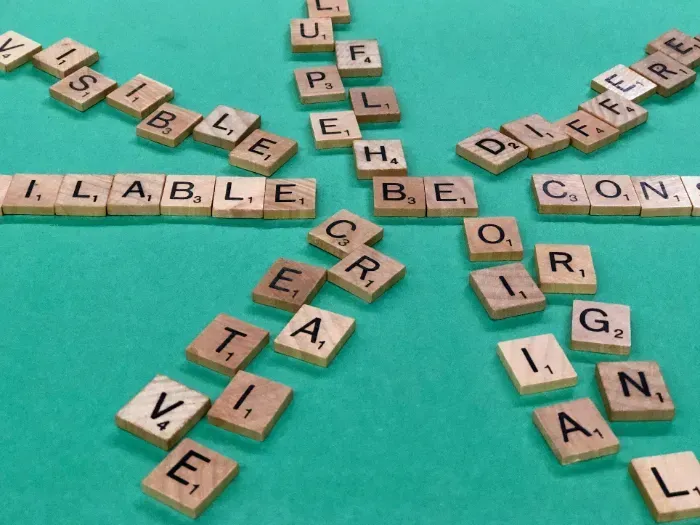 Peças de scrabble dispostas em forma de estrela sobre uma superfície verde