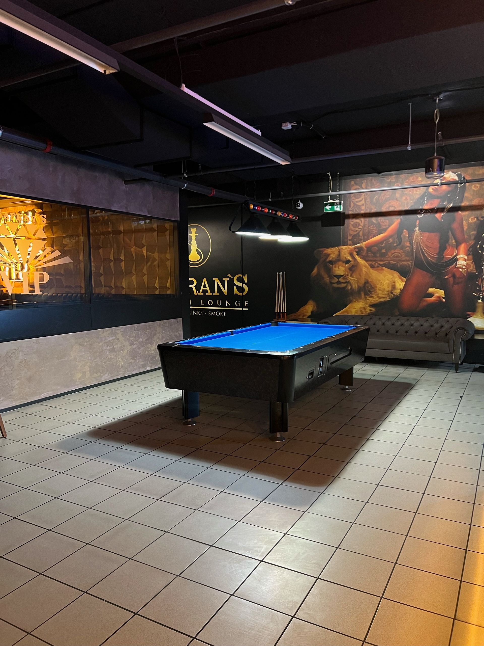 In der Mitte des Raumes steht ein Billardtisch.