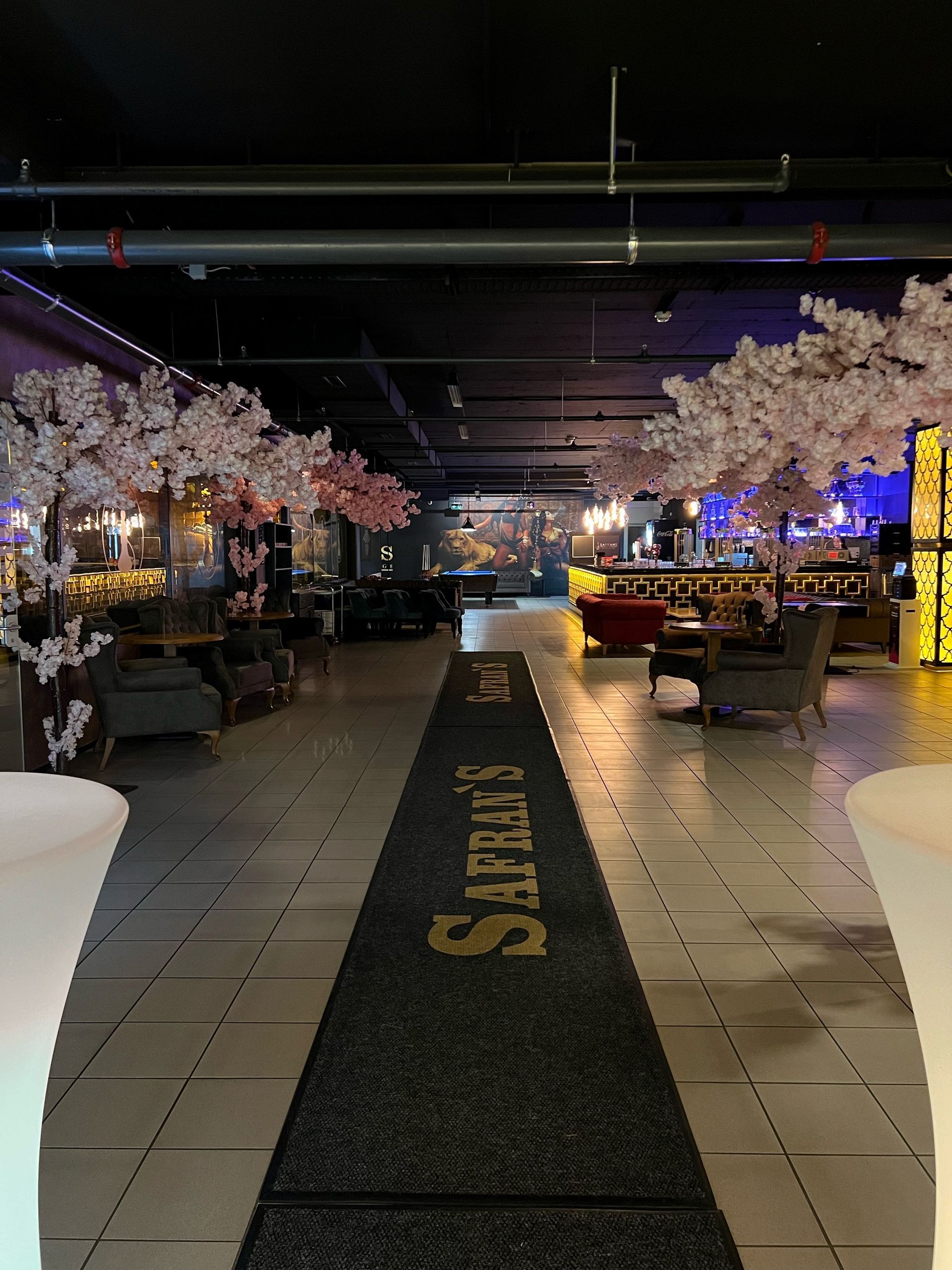 Ein Restaurant mit einem schwarzen Teppich, auf dem