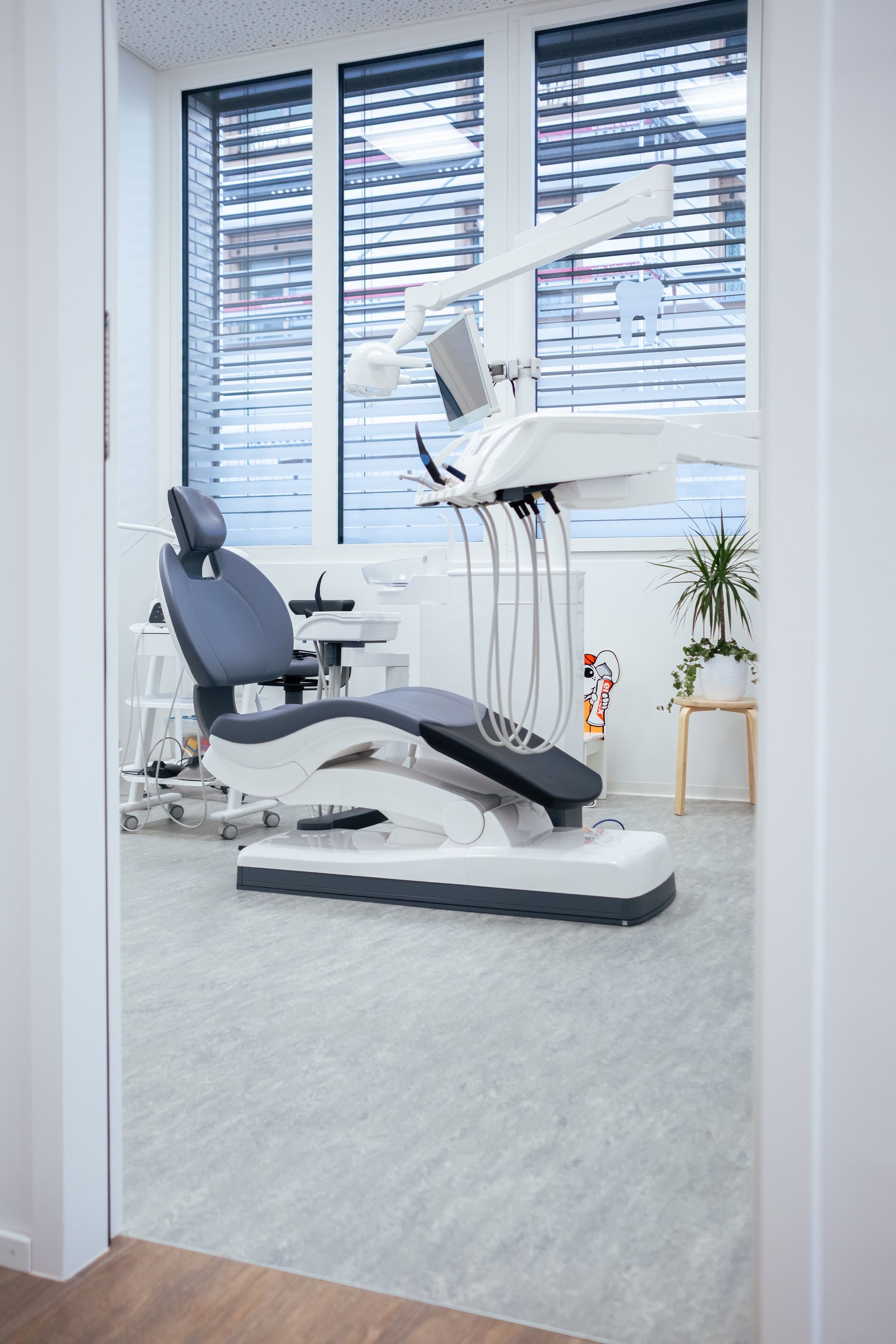 Intervention dentaire en cours : le dentiste utilise ses instruments, la digue dentaire est en place.