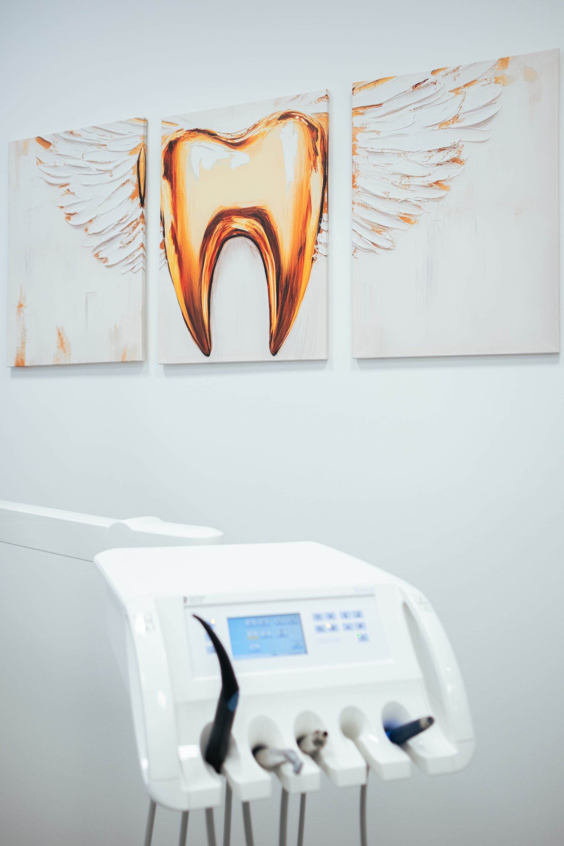 Intervention dentaire en cours : le dentiste utilise ses instruments, la digue dentaire est en place.