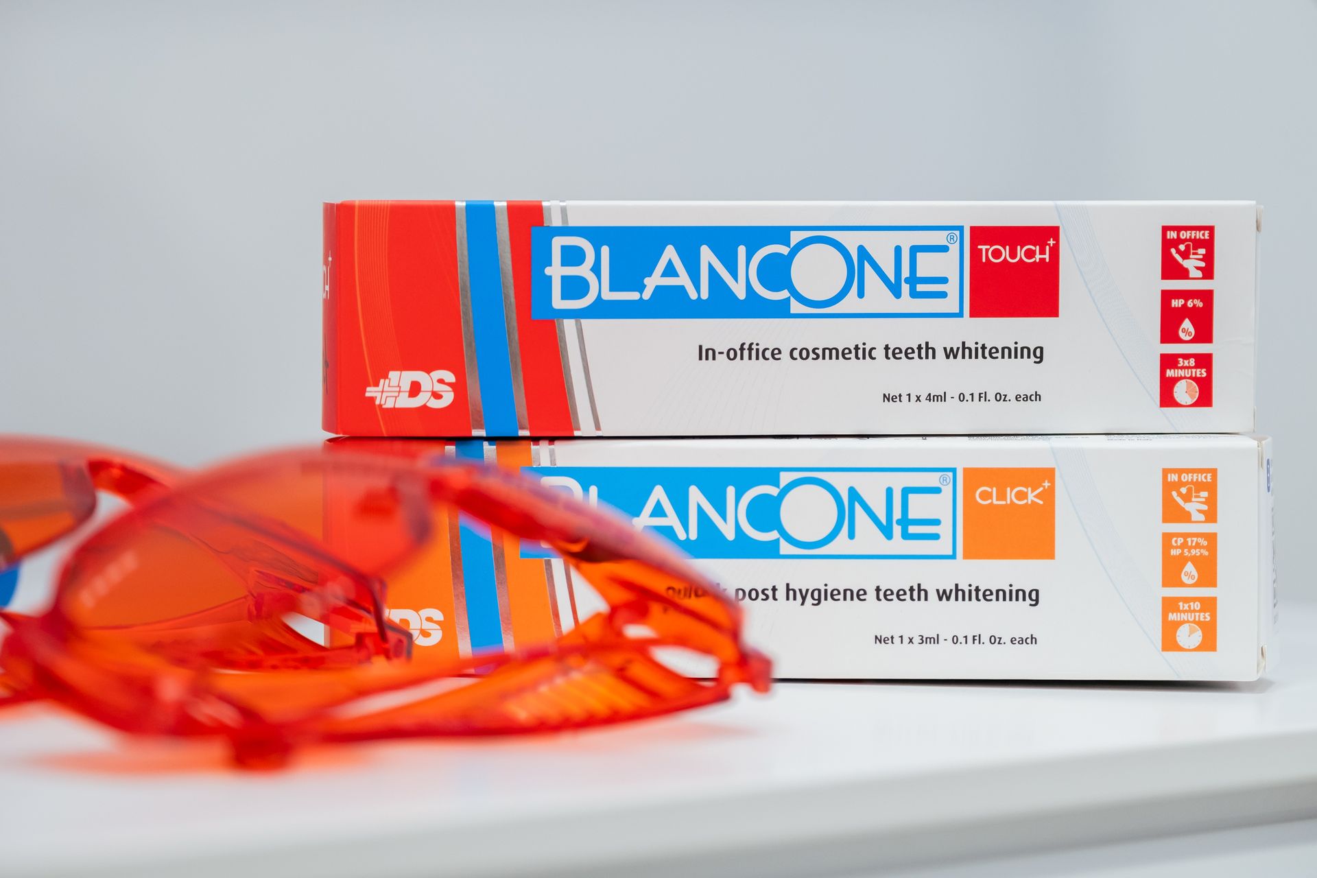 Intervention dentaire en cours : le dentiste utilise ses instruments, la digue dentaire est en place.