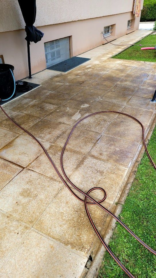 Avant nettoyage de dallage sans haute pression