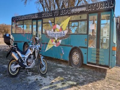 Un autobús verde azulado con el logotipo 