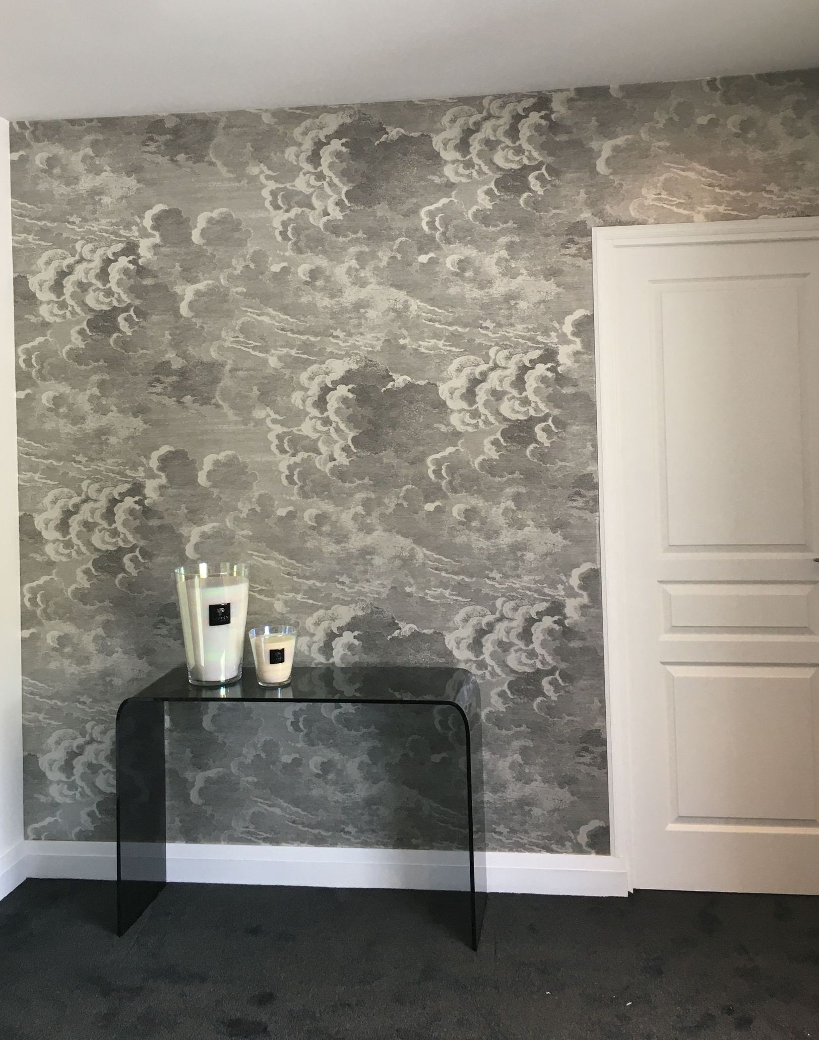 Peinture jaune sur mur et porte