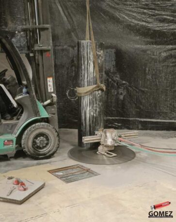 Una carretilla elevadora levanta un electrodoméstico grande embalado en un almacén polvoriento.