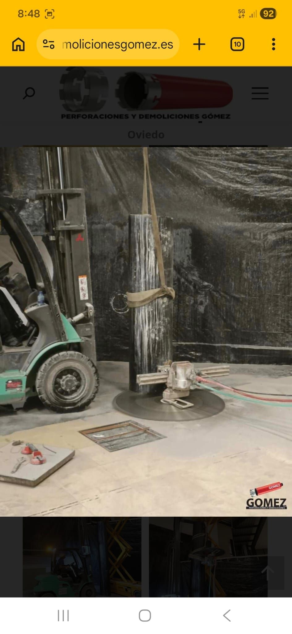 Una carretilla elevadora carga ladrillos apilados sobre un palé en un depósito de materiales de construcción.