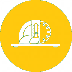 Círculo amarillo con un dibujo lineal blanco de un logotipo con forma de casco en un estante