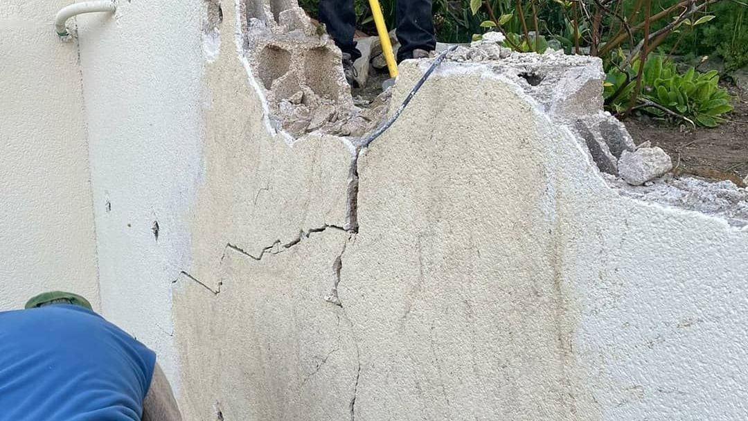 Un mur en cours de démolition