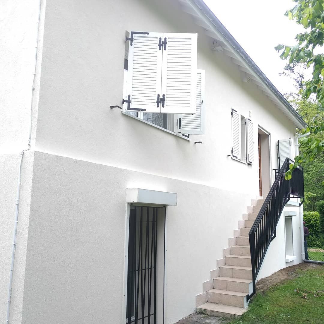 Une façade de maison blanche