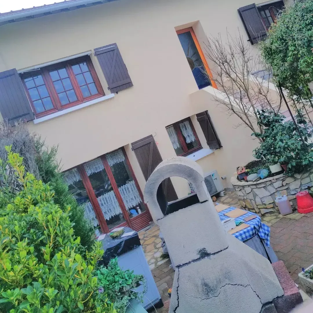 Mur avec façade récemment rénovée