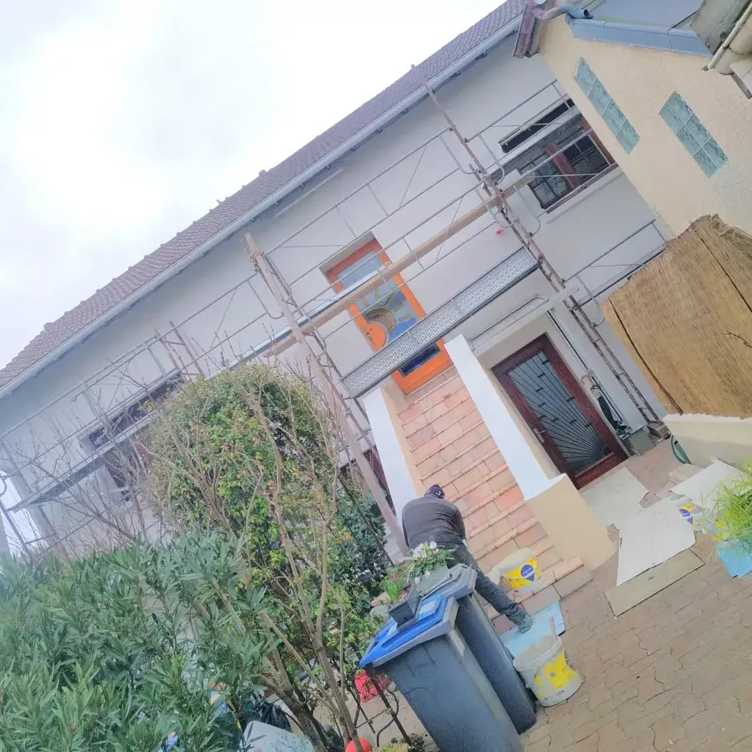 Pavillon avec échafaudage devant